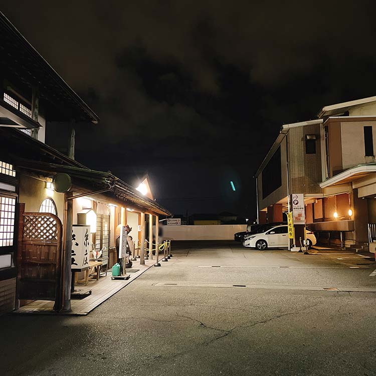 富山の糸庄の駐車場