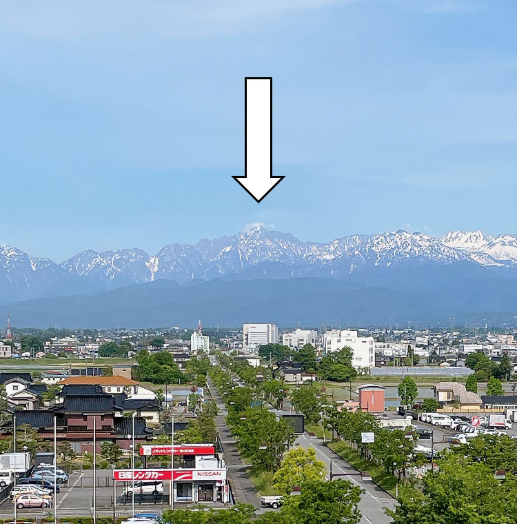 富山空港展望デッキから見た剱岳