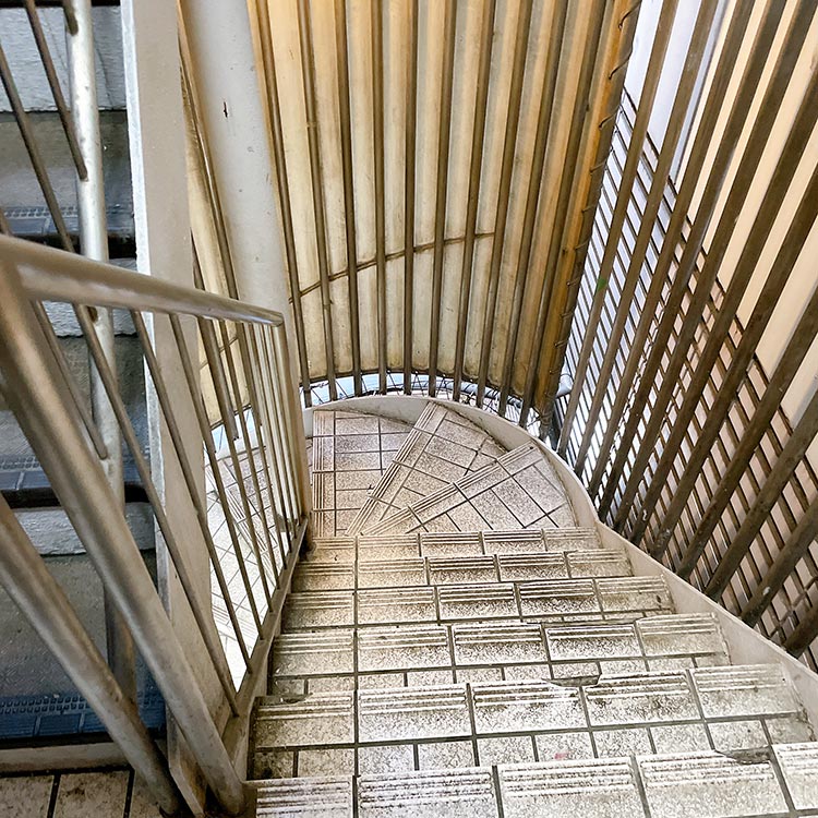 IVO ホームズパスタ 新宿店 並ぶ場所の階段