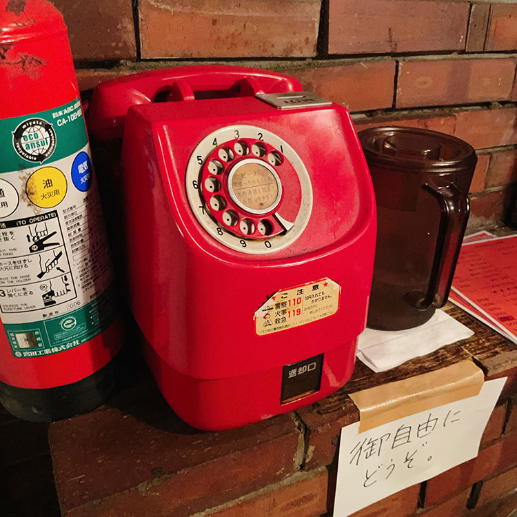 さぼうる2の赤色の公衆電話