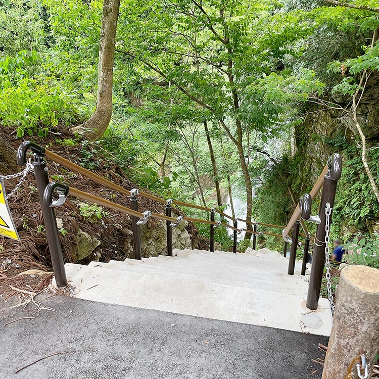 綿ヶ滝への階段