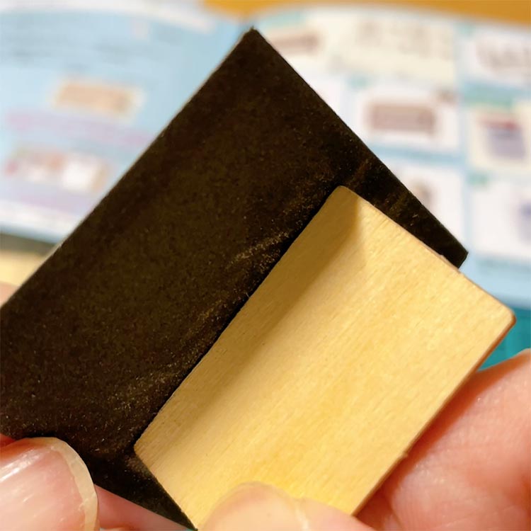つくるんです DIY つくろう ミニチュアハウス DS015 ミニキッチン 木製ピースを紙やすりで磨く