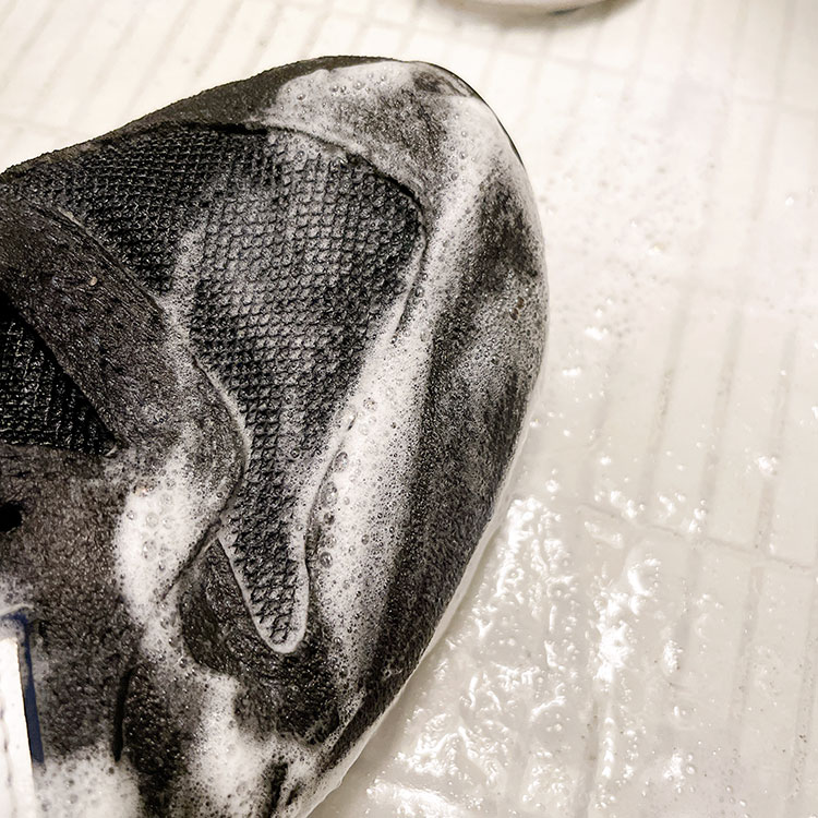 Standard Products（スタンダードプロダクツ）スニーカークリーナーキャンバス・布地用でスニーカを洗う