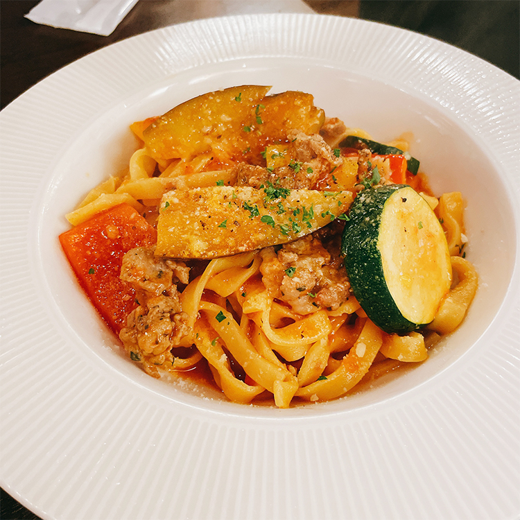 札幌 円山公園 レストランとと 鴨サルシッチャと夏野菜のトマトソースパスタ