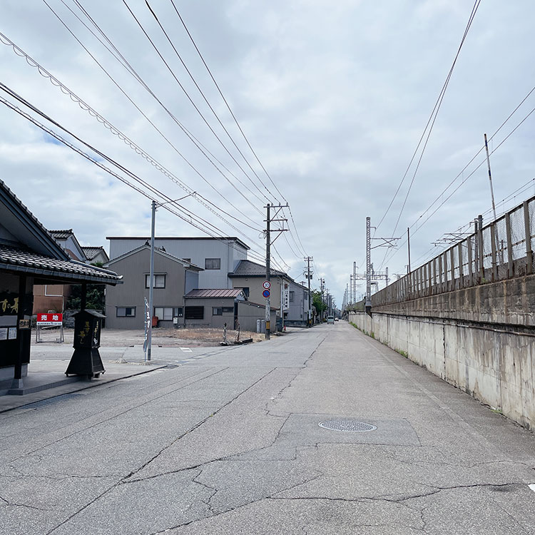 魚づ鱒寿し店の前の道