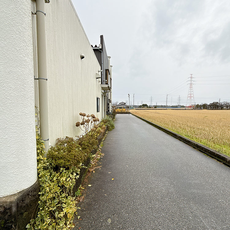 タージ・マハール 富山本店 裏の駐車場への道