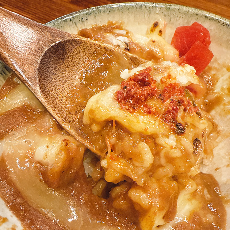奈つやの中華そばのあぶりチーズ茶碗カレーと辛味