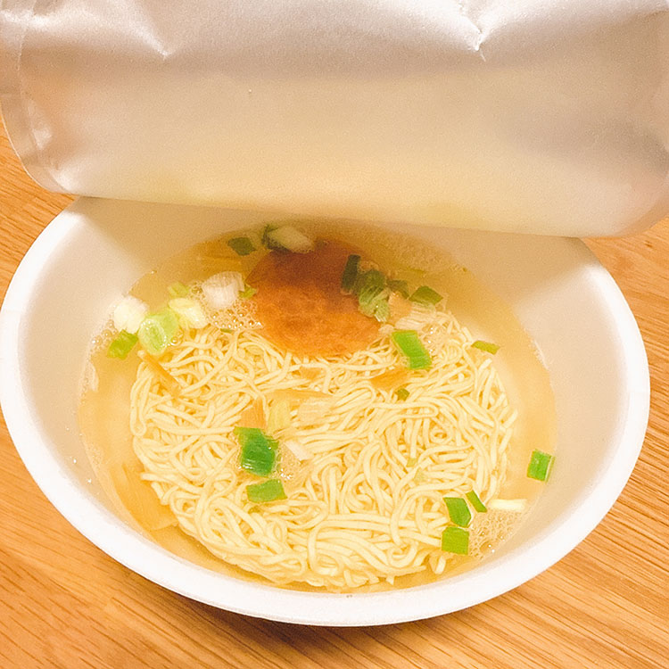 奈つやの中華そばのカップラーメンを作る お湯を入れる