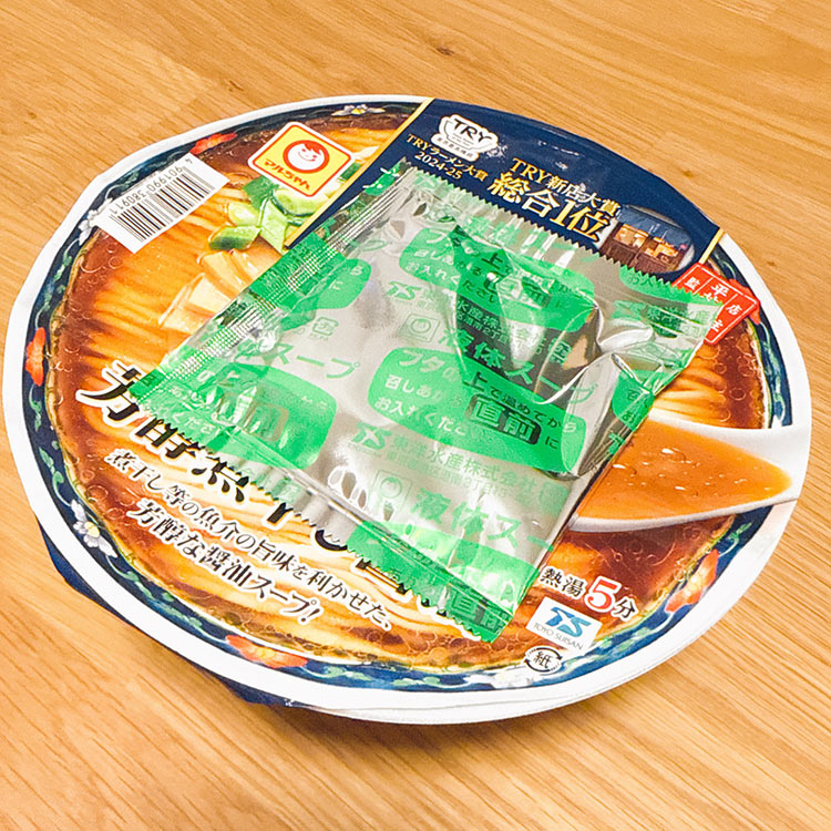 奈つやの中華そばのカップラーメンを作る お湯を入れて待つ
