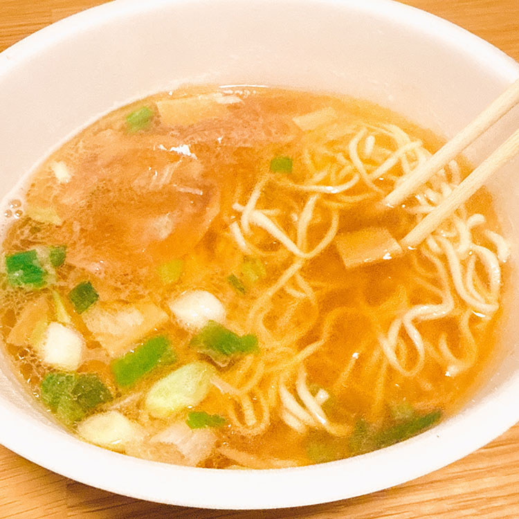 奈つやの中華そばのカップラーメンを作る 混ぜる
