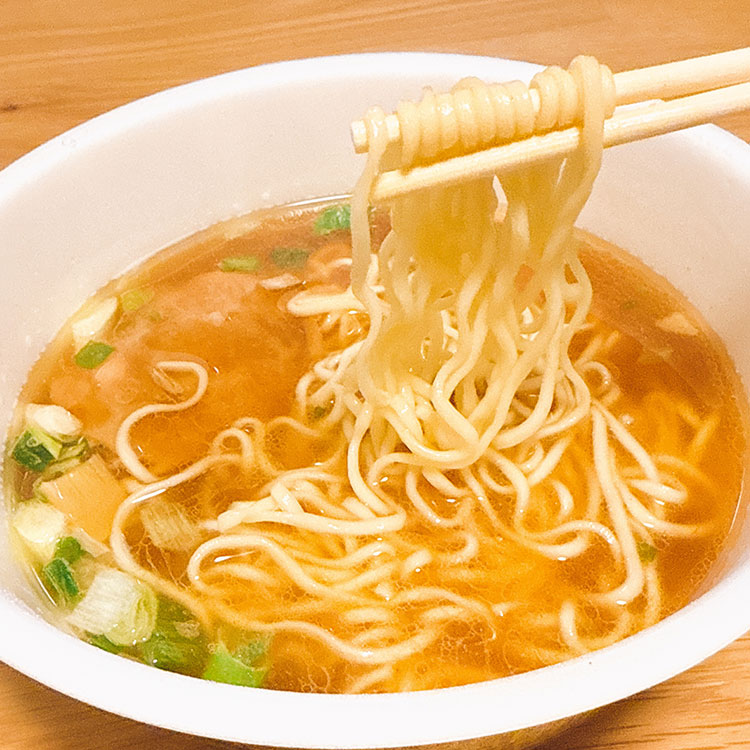 奈つやの中華そばのカップラーメンを食べる