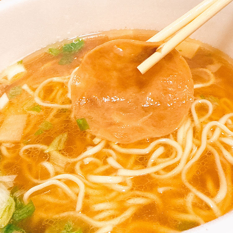奈つやの中華そばのカップラーメンを食べる