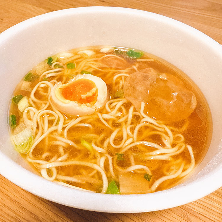 奈つやの中華そばのカップラーメンに自分で味玉投入