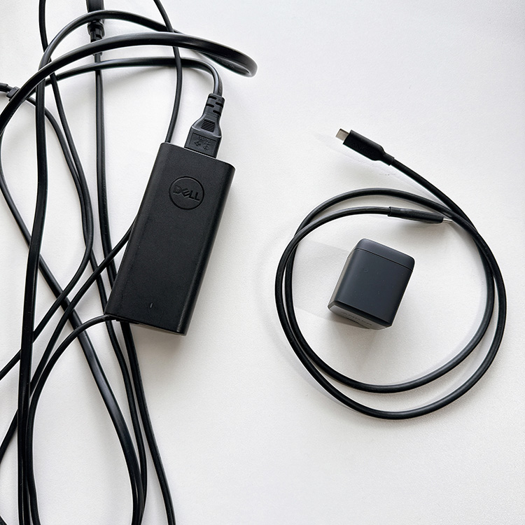 Anker Nano II 65WとノートPCの電源アダプタ