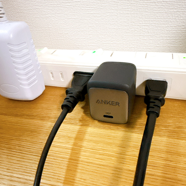 Anker Nano II 65W 電源タップに挿した