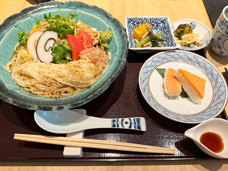 日本橋とやま館 レストラン 富山はま作 氷見うどんサラダ仕立てます寿司セット