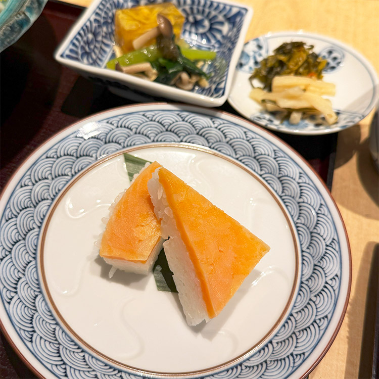 日本橋とやま館 レストラン 富山はま作 氷見うどんサラダ仕立てます寿司セット