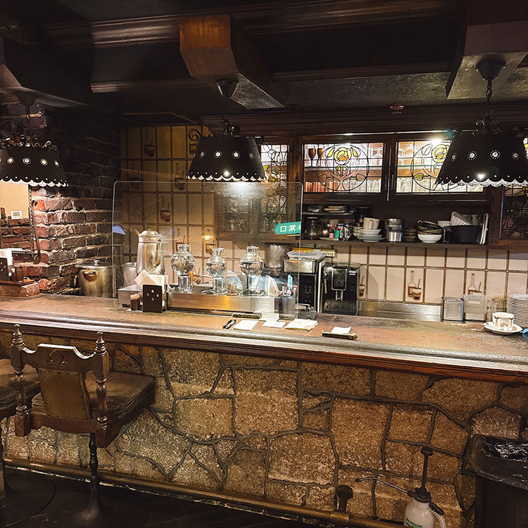 COFFEE 泥人形 店内