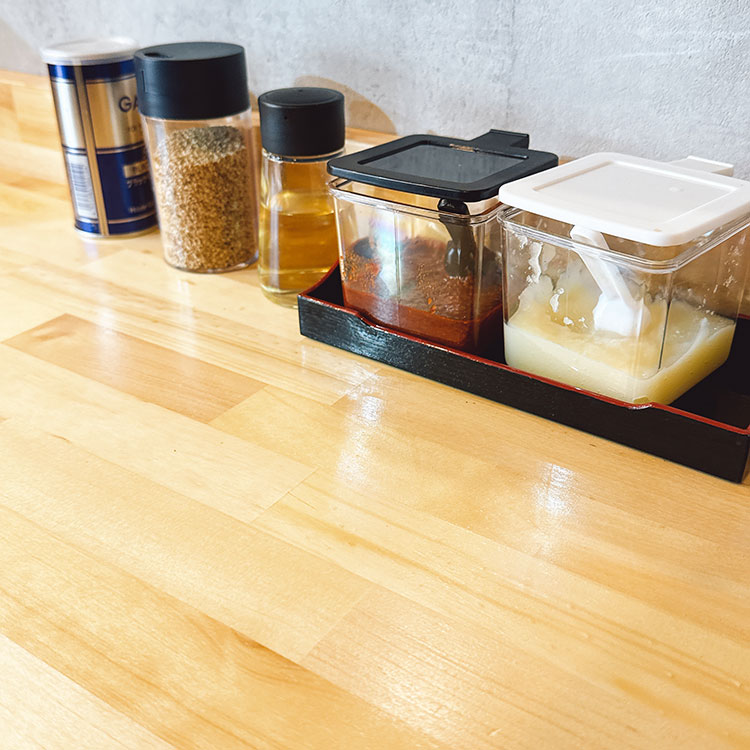 蒲田 歩輝勇 テーブルの上の調味料