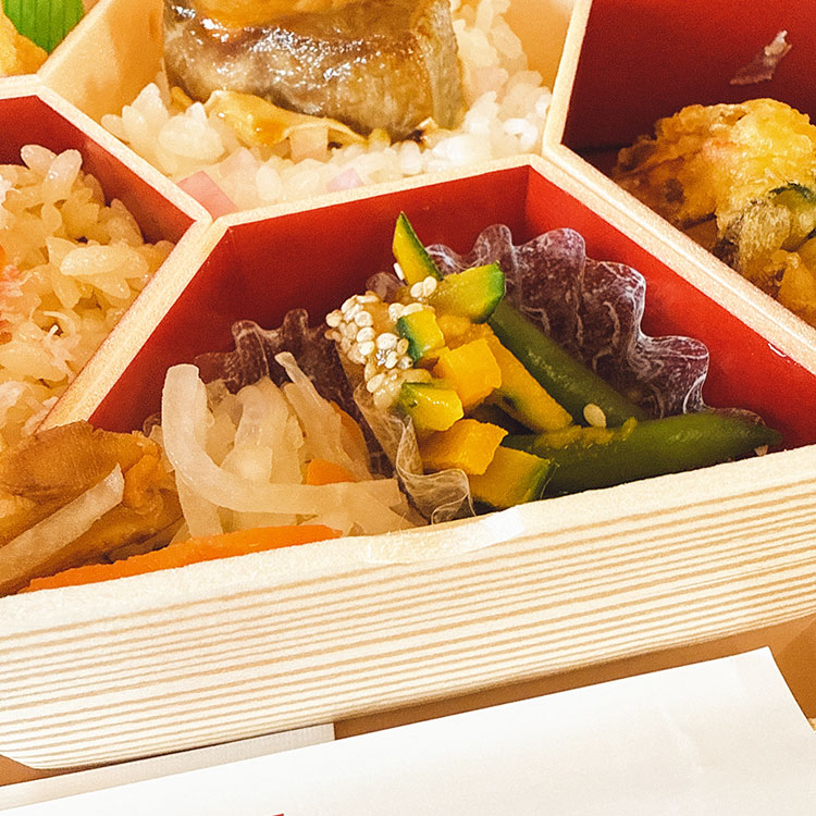 ますのすし本舗 源 お弁当 有磯海 いんげんとカボチャの味噌和え、根菜のお酢あえ