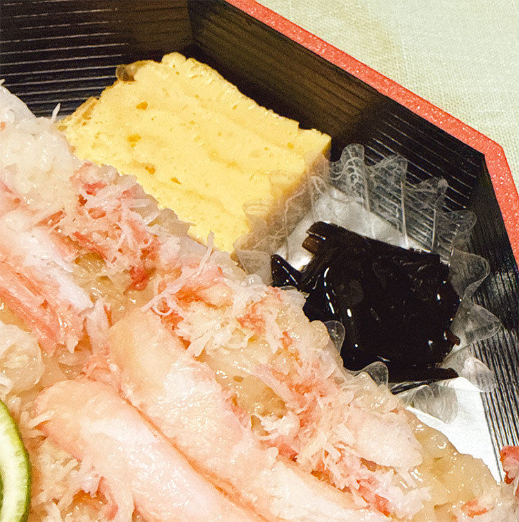 ますのすし本舗 源 お弁当 紅ずわいがに寿司弁当 玉子焼きと昆布の佃煮